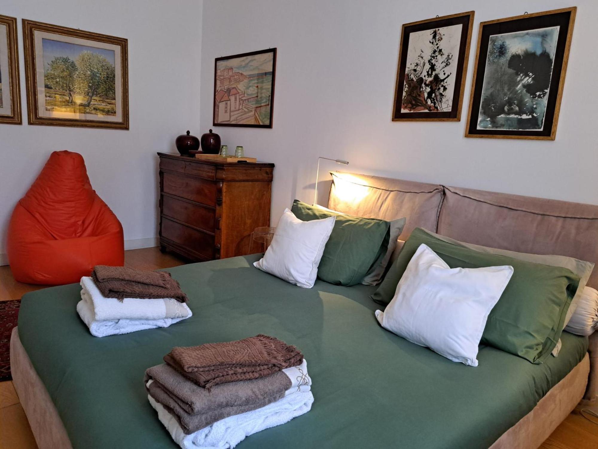 Casa Mari - Free Secure Parking, Breakfast, Private Bathroom, Wifi, Garden, Aircon, 3 Min Walk To Metro And Train Station Milaan Buitenkant foto